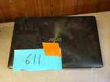 un ordinateur portable sur lequel est collé un post-it, posé sur un comptoir