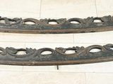 une paire de poignées de porte anciennes en fonte posées sur un sol carrelé