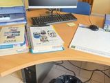 un bureau sur lequel se trouvent un ordinateur, une imprimante et d'autres fournitures de bureau