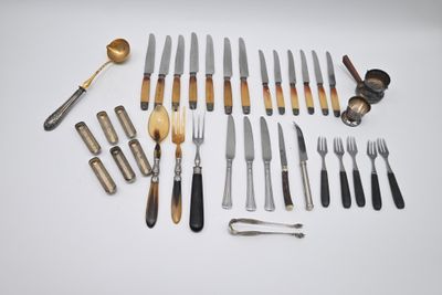 de nombreux types de couteaux et de cuillères sur la table