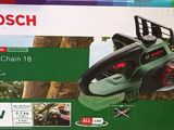 La boîte de la tronçonneuse universelle Bosch se trouve dans le carton