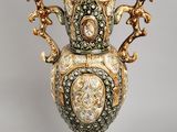 un vase en or et en argent orné d'une couronne