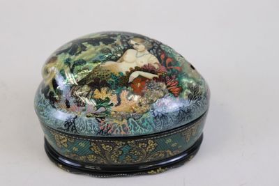 une petite boîte avec un tableau posé sur une table
