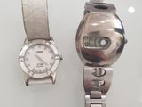 deux montres exposées dans une vitrine