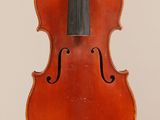 un vieux violon avec un archet accroché au dos