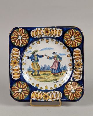 un gros plan d'une assiette sur laquelle figure l'image d'un homme et d'une femme