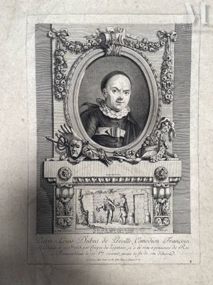 une vieille photo d'un homme en costume-cravate, assis devant une cheminée