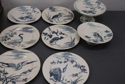 six assiettes bleues et blanches ornées d'oiseaux, posées sur une table