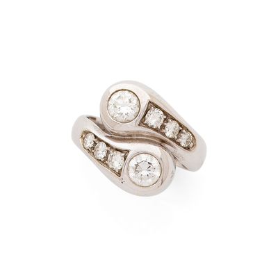 gros plan d'une bague en diamant sur fond blanc