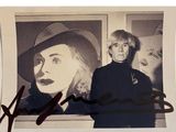 une vieille photo montrant un homme et une femme devant le portrait d'une femme