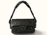 Sac Chanel à rabat en cuir matelassé noir avec bandoulière en chaîne