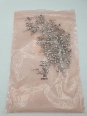 un sac en plastique contenant un tas de perles