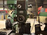 une machine qui se trouve à l'intérieur d'un bâtiment