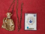 un porte-monnaie doré et un porte-cartes posés sur un fond rouge