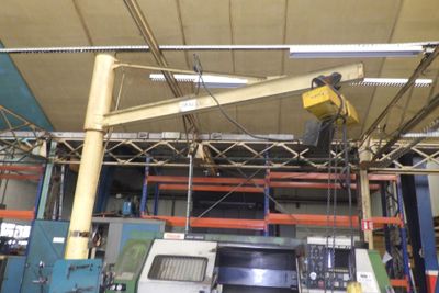 un homme qui travaille sur une machine dans une usine