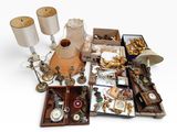 un grand nombre d'objets posés sur une table