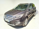 l'avant d'une Ford Kuga grise garée sur un parking