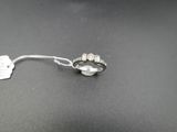 gros plan d'une bague à laquelle est attachée une étiquette