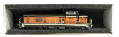 un petit train qui se trouve dans une boîte posée sur la table