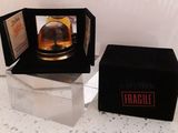 une petite boîte contenant une bouteille d'alcool