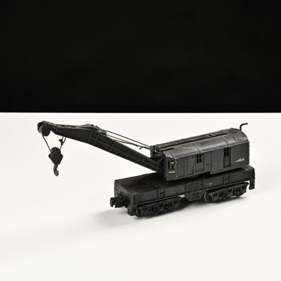 une grue miniature posée sur le toit d'un train