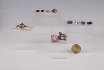 trois vitrines en acrylique transparent contenant divers bijoux