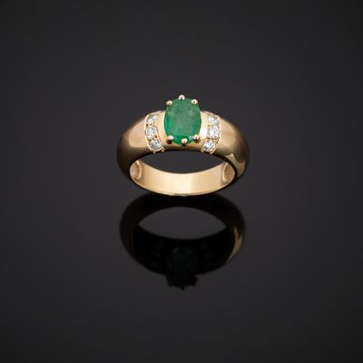 Bague bandeau en or jaune 750°°° (tête d'aigle) centrée d’un…