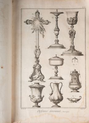 un livre sur lequel figurent toute une série de vases différents