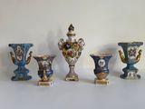 cinq vases posés sur une table