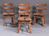trois chaises en bois placées les unes à côté des autres sur une surface grise