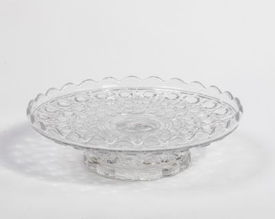 bol en verre transparent orné d'un motif décoratif sur fond blanc