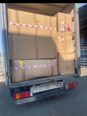 un camion dont l'arrière est chargé de nombreuses caisses