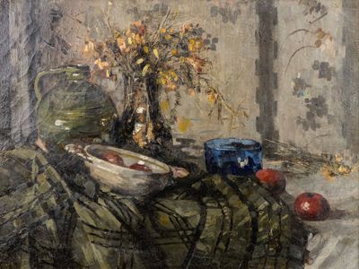 un tableau représentant un vase de fleurs et une corbeille de fruits posés sur une table