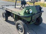 un véhicule utilitaire vert garé sur le bord de la route