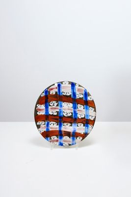 une image représentant une plaque de verre ornée d'un motif rouge, blanc et bleu