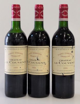 trois bouteilles de vin rouge posées côte à côte sur une table
