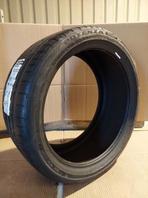un gros plan d'un pneu posé sur une boîte en carton