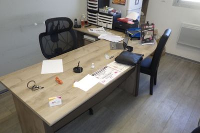 un bureau avec une chaise et un ordinateur portable dessus