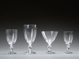 trois verres à vin vides sont alignés sur une surface blanche