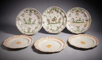quatre assiettes ornées de motifs et de dessins variés, posées sur une table