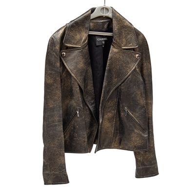 une veste en cuir marron suspendue à un cintre