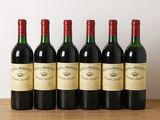 six bouteilles de vin rouge alignées sur une table en bois