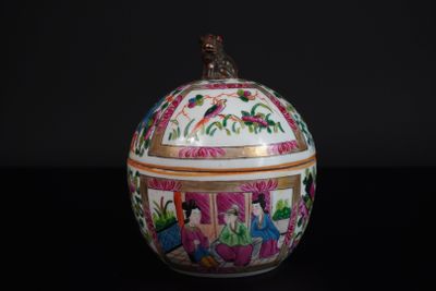 un bol blanc orné d'un motif rose et doré