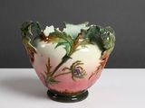un vase orné d'une fleur, posé sur une table