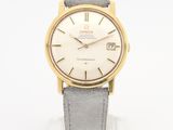 une montre en or et en argent avec un bracelet en cuir gris
