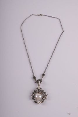 Pendentif en argent et perle Poids brut : 9,59 gr