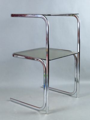 une photo d'une table d'appoint en chrome et en verre sur fond blanc