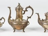 trois pièces d'argenterie ancienne sur fond blanc
