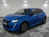 une voiture bleue garée dans un garage au sol en damier