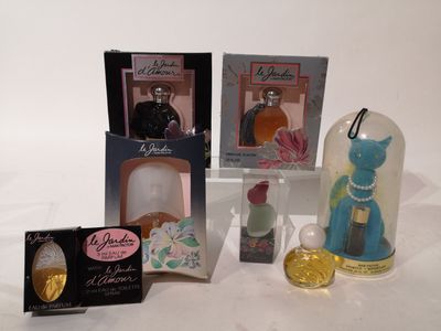 tout un tas de parfums posés sur une table